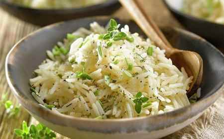Adiós al sabor insípido del arroz blanco cocido con este truco